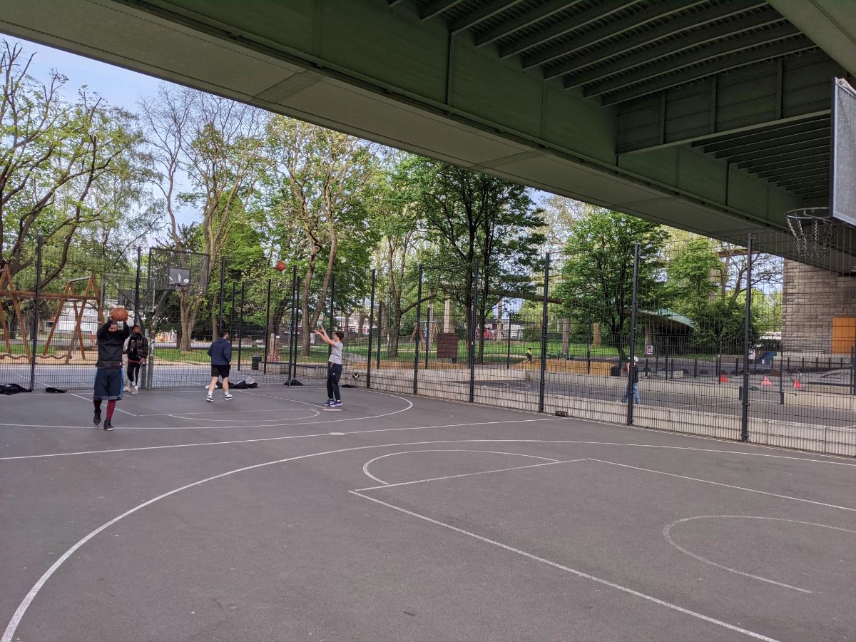 Basketballplatz unter der Zoobrücke