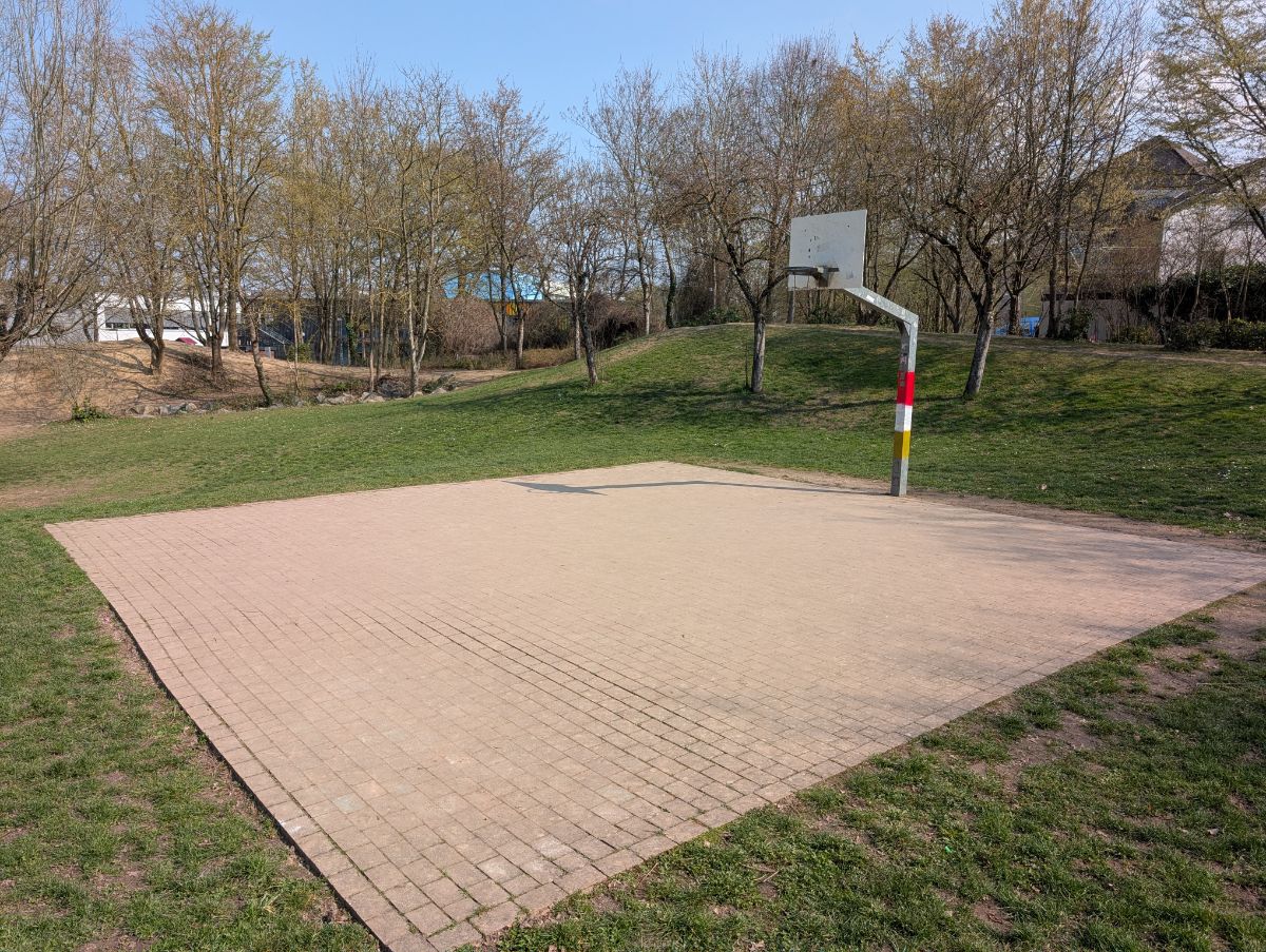 Spielplatz hinter den Schulen