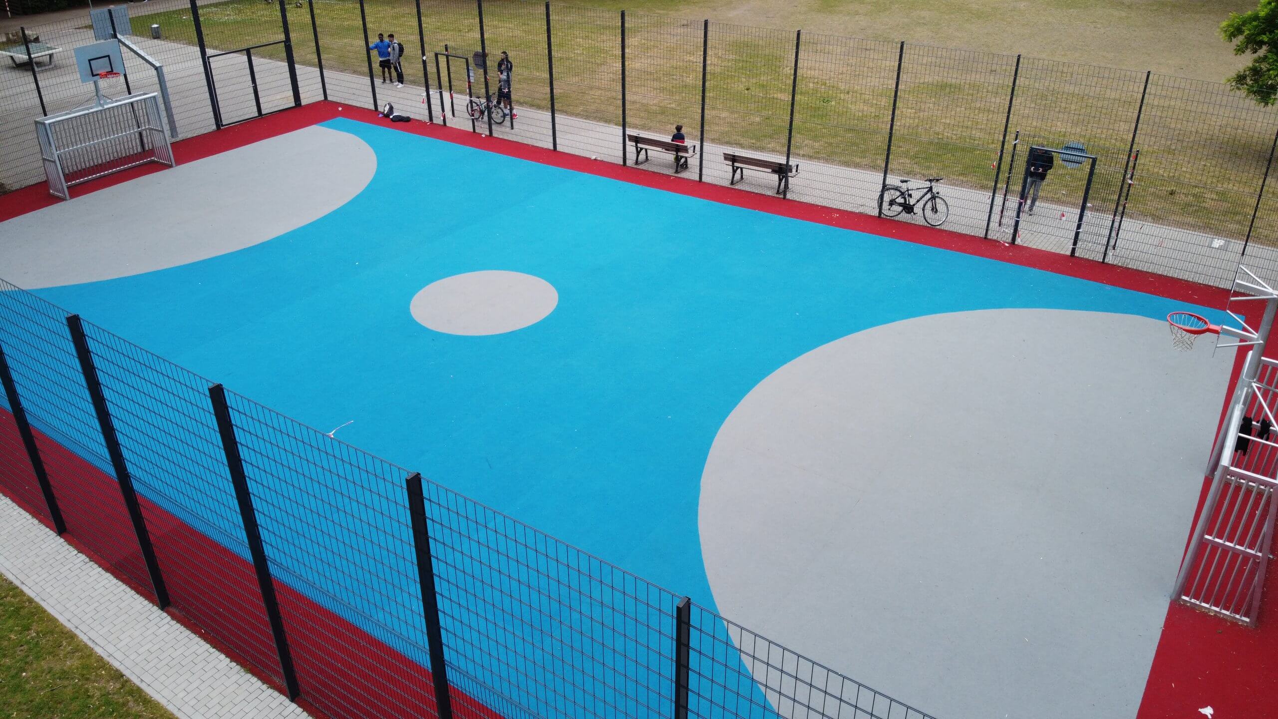 Basketball & Fußballplatz im Zoopark