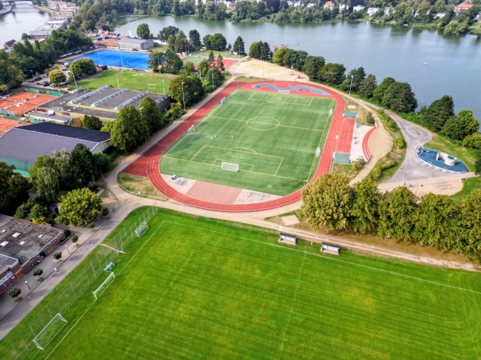 Laufbahn und Kunstrasenplatz